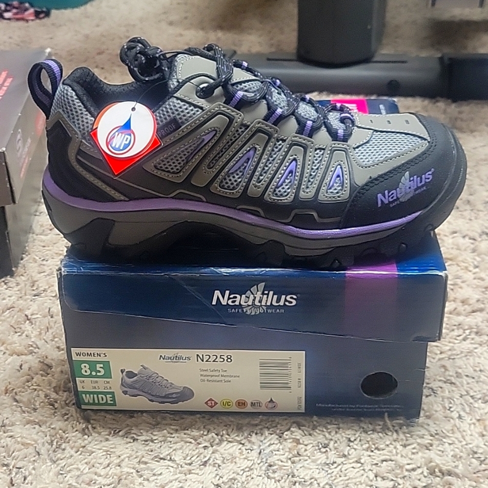 BNWT NAUTILUS Women's steel toe shoe size 8.5